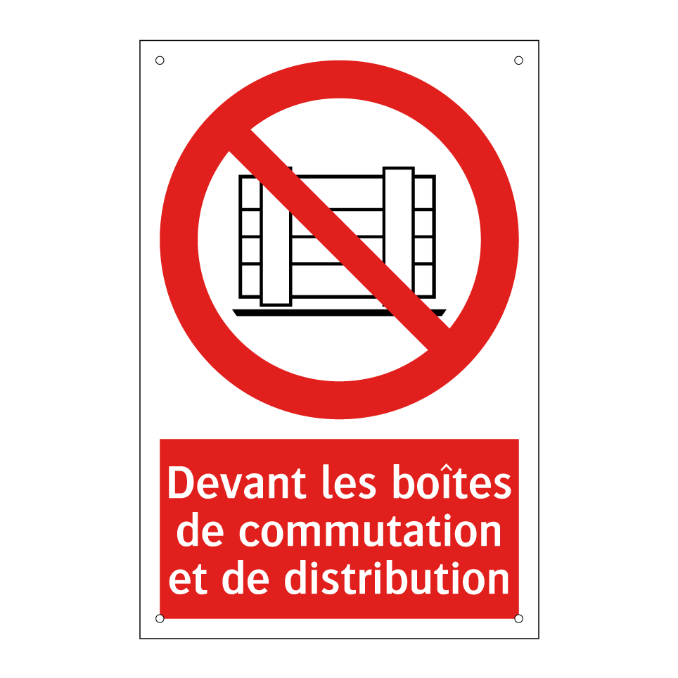 Devant les boîtes de commutation et de distribution